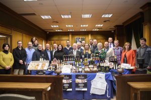Foto de familia de los empresarios que exponen en Sabores Almería y responsables de Diputación