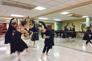 Alumnas de Danza Española, esta tarde, en una de las clases.