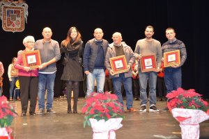 Entrega de obsequios a las cuadrillas.