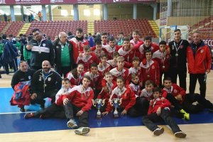 Las dos selecciones posan tras el evento.