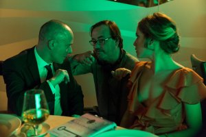 Manuel Martín Cuenca dando instrucciones a Javier Gutiérrez y a María León. (Foto: Julio Vergne)