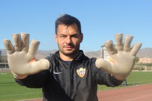 René en el campo Anexo posando para LA VOZ.