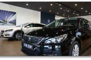 Las instalaciones del concesionario cuentan con una amplia exposición.