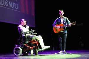 Ismael Arévalo, socio de la Asociación Murgi, junto a Manu García en la gala del pasado año