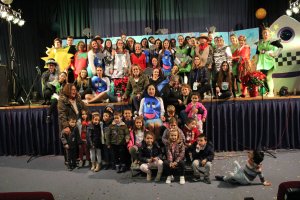 El reparto de la obra, estudiantes y mayores, junto a algunos de los pequeños espectadores.