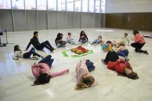 Miembros de la?Orquesta Infantil durante el taller de música en movimiento.