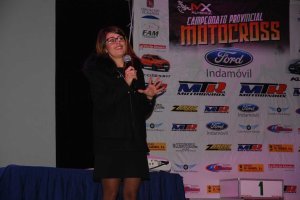 La diputada, Ángeles Martínez, hablando a los pilotos.