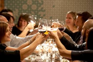 En las cenas de empresa suele haber varios brindis