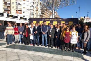 Foto de familia de los participantes en la feria con las autoridades