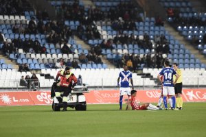Hicham nada más lesionarse ante el Tenerife.