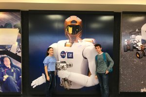 Ana y Pedro durante su estancia en las instalaciones de la NASA?en Houston.