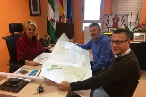 EloÍsa Cabrera, concejal del área de Gestión de la Ciudad, estudia con los ingenieros la red viaria.