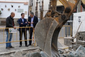 El diputado y el alcalde supervisando los trabajos de mejora de la red.