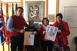 Alcalde y la edil con vecinas involucradas en el mercado.