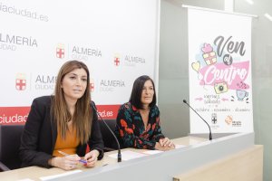 Carmen Sánchez, gerente de Almería Centro, junto a la concejal de Comercio, Carolina Lafita