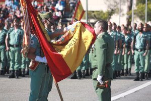 Un militar besa la bandera durante los actos de la Inmaculada en Viator
