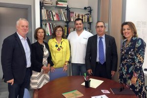 Encuentro de los diputados socialistas con miembros del AECC.