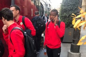 Pervis Estupiñán en el momento de subirse al autobús para desplazarse al Estadio en Granada.