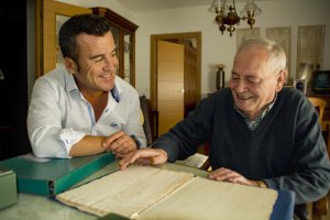 José Esteban muestra los documentos históricos al alcalde Salvador Hernández.