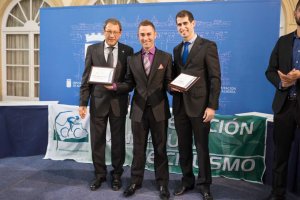 Sergio Domínguez premiado por la Delegación Almeriense de Ciclismo.