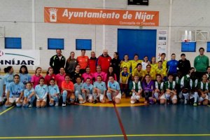 Todos los equipos en la pista.