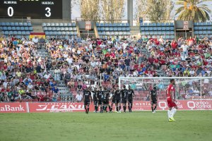 Lucas Alcaraz tiene mucho trabajo con la defensa del Almería.