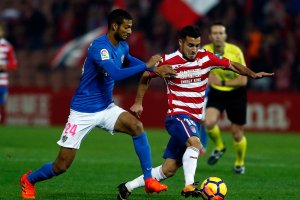 Joaquín disputando un balón con Joselu.