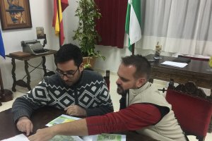 El alcalde y el responsable de la asociación P3 AMbiental planificando la iniciativa.