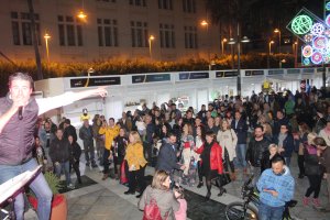 El grupo musical Los Vinilos, con su vocalista Pepe Navarro, volvió a llenar el mirador de la Rambla con ocasión de la celebración de Sabores Almería