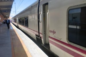 El tren que une Almería con Madrid.