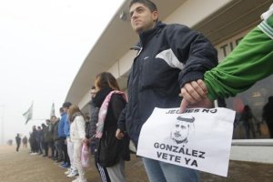 La afición del Córdoba CF, este domingo, durante la cadena humana para rodear El Arcángel.