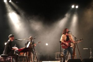 Andrés Suárez durante el concierto en Roquetas de Mar