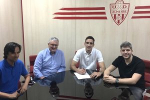 Pablo Caballero firmando por el Almería.