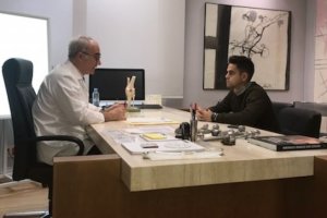 El doctor Ripoll y Fran Rodríguez en la consulta del jefe de los servicios médicos del club.