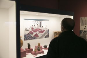 Un visitante en la inauguración de la muestra.