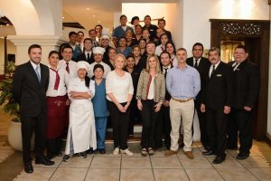 La plantilla  del Hotel Almería en Salta, dirigida por Alfredo Muñoz, con camisa azul.