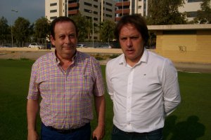 El consejero Onofre Díaz con Andrés Fernández en el campo de La Vega