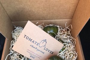 Caja de tomate Adora.