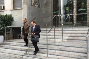 Luis Pérez Montoya y su letrado Domingo Simón salen de la Audiencia de Almería
