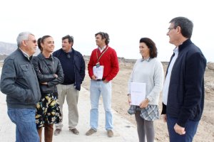 Alcalde de Adra junto a la concejala de Cultura y parte del personal encargado de los trabajos en el yacimiento.