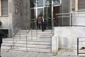 Luis Pérez Montoya y el abogado Domingo Simón salen del Palacio de Justicia de Almería
