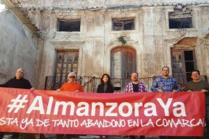 Miembros de IU en Almería en el Palacio del Almanzora.