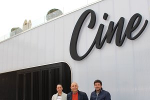 Alcalde y concejales en la fachada del cine.