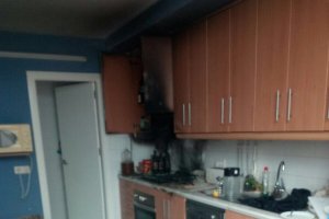 Estado de la cocina de la vivienda tras el incendio (foto de Bomberos del Levante).
