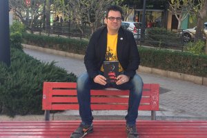 Raúl Quinto con un ejemplar de Hijo.