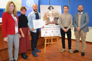 Representantes del Ayuntamiento de Roquetas, la UAL y el festival, junto al diseñador.