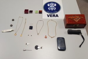 Diferentes joyas que portaba el detenido.