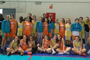 Los dos equipos en la pista.