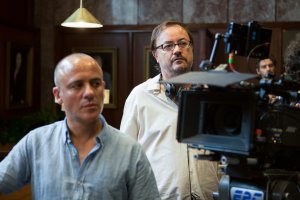Manuel Martín Cuenca dirigiendo a Javier Gutiérrez en el filme (Foto: Julio Vergne).