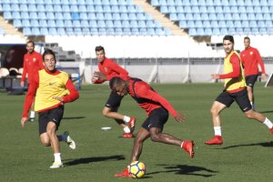 Pervis Estupiñán en una acción del entrenamiento.
